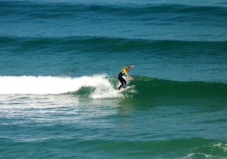 Surfer pres de Biarritz
